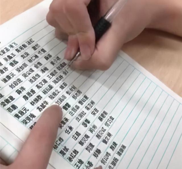 16岁自闭孩子写字如同印刷体获百万网友点赞,专家批缺乏灵气