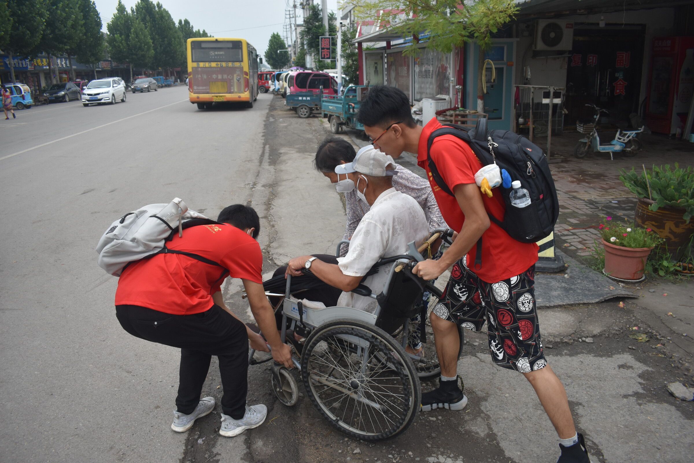 济医学子“三下乡”:平凡生活,无价真情