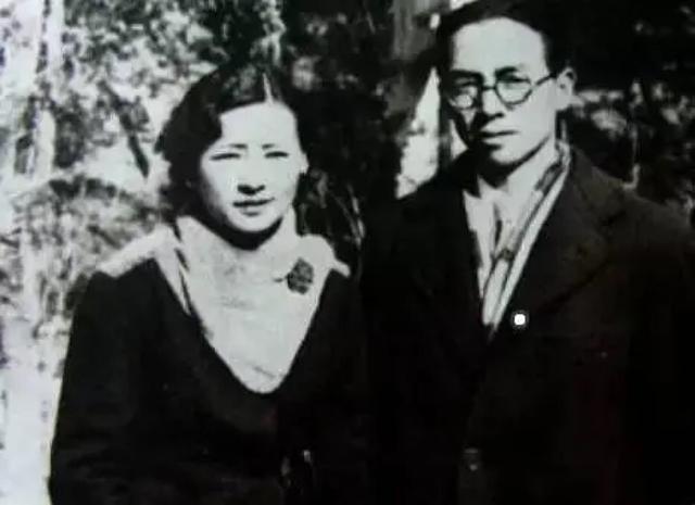 张爱玲在美国频繁搬家,终日卧床看电视,卫生间丢满纸巾