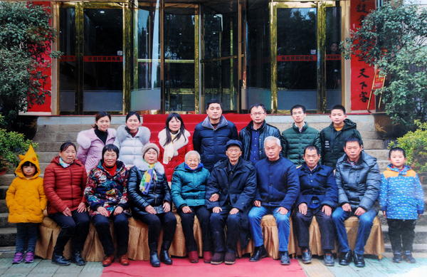 大别山深处一家五代人11位教师 累计教龄达270多年