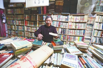 老夫妻坚守旧书店20年 甘做“文化摆渡人”