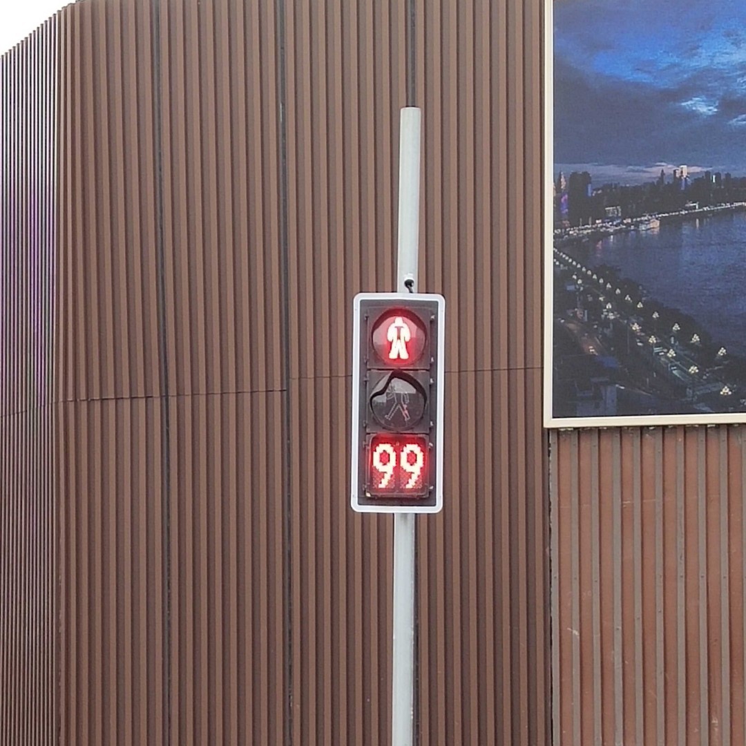 明明就是红色的